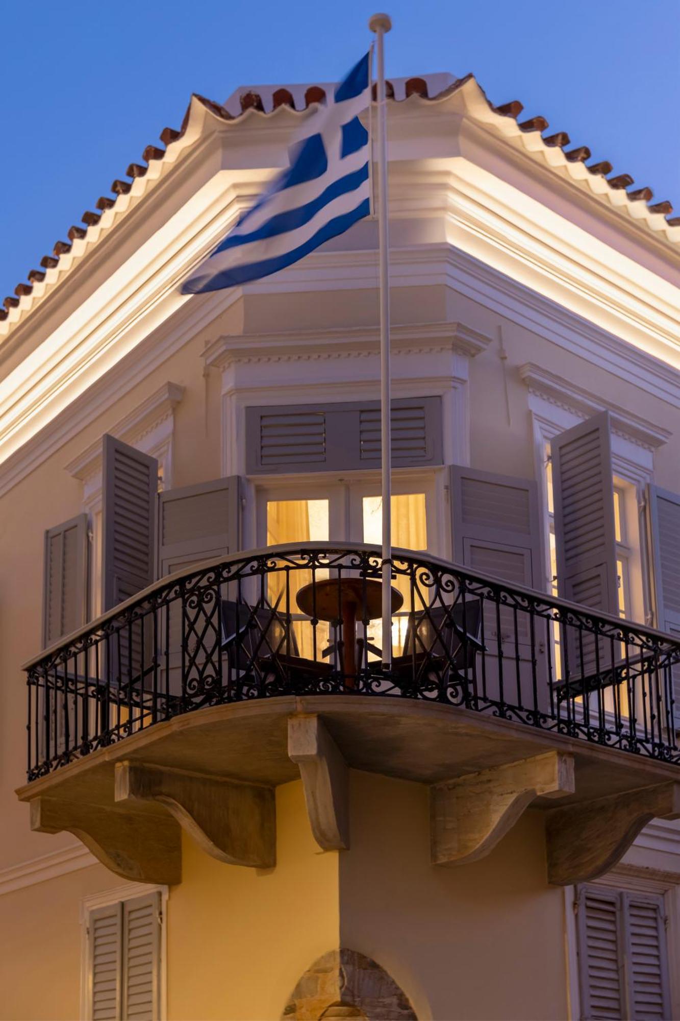 6 Roosevelt Str Hotel *